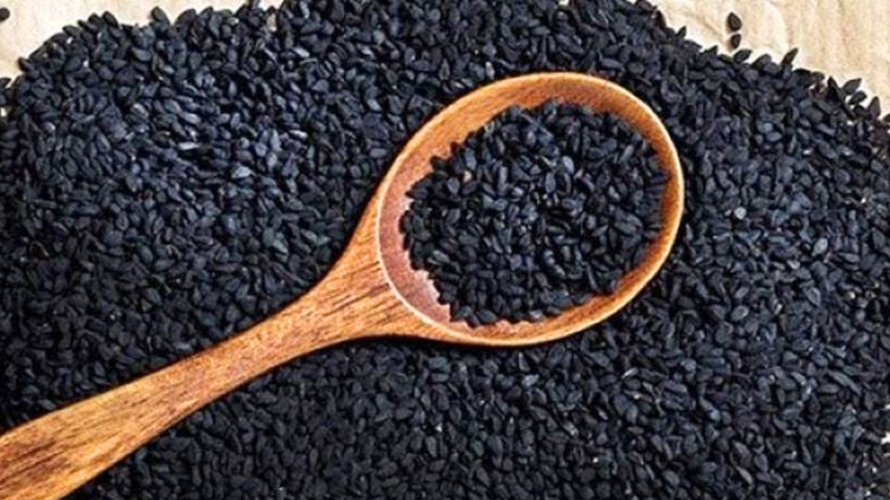 নওগাঁয় রঙ মেশানো কালোজিরা ও চিনাবাদামে বাজার সয়লাব